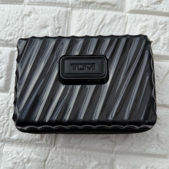 TUMI for DELTA Amenity Travel Kit Hard Case Dark Gray  (Empty) - Picture 6 of 6